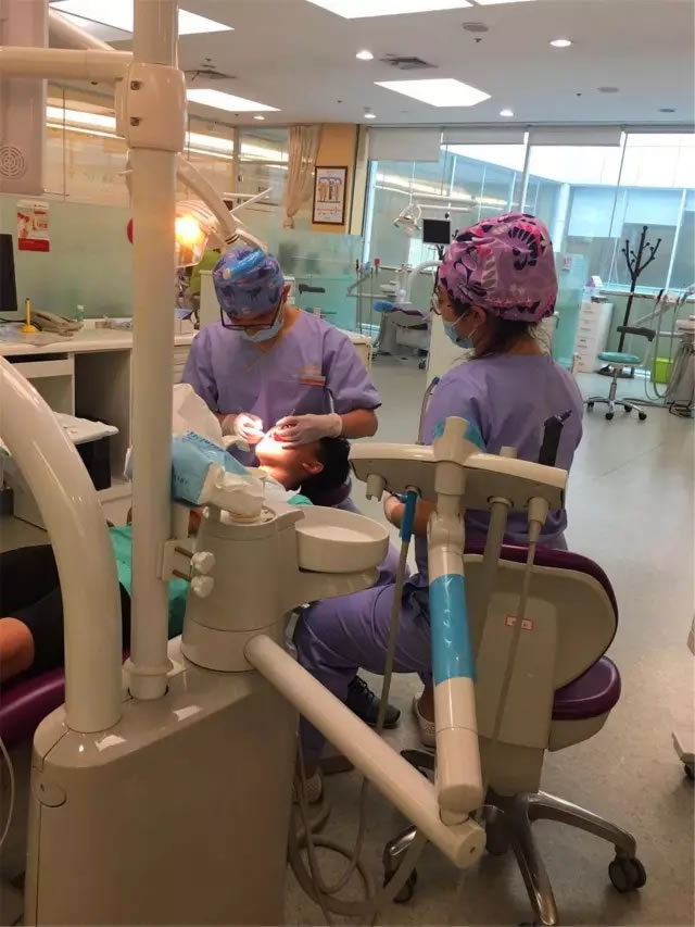 为山区儿童检查口腔