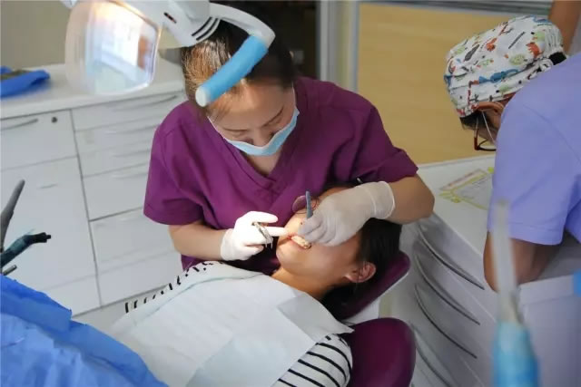 医生为山区儿童检查口腔